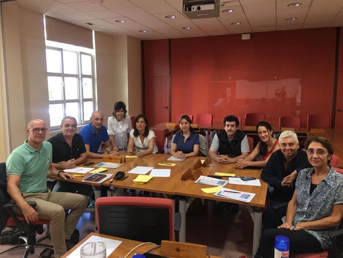 Sesión de trabajo entre profesionales sanitarios y pacientes de enfermedades crónicas.