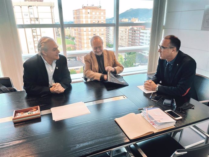 El consejero de Salud, Pablo Fernández Muñiz, recibe al director de la Finba, Enrique Caso, y al director científico del ISPA, Carlos Suárez.