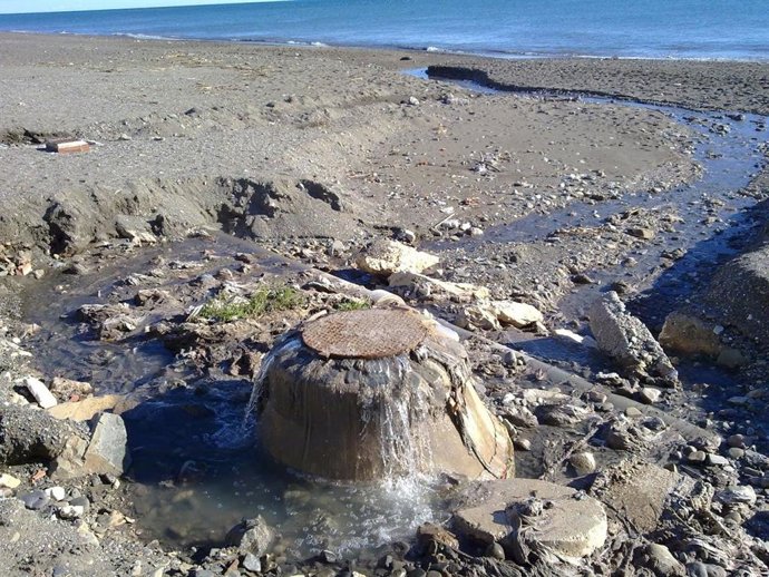 Imagen del informe de Ecologistas en Acción sobre vertidos desde las redes de saneamiento en Rincón de la Victoria (Málaga).