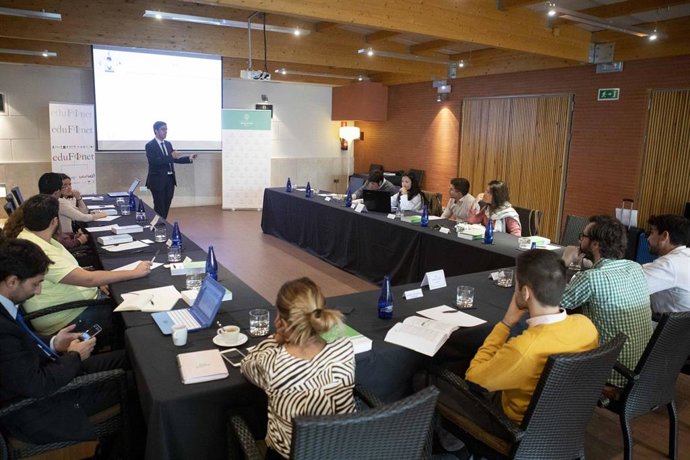 El Proyecto Edufinet de Unicaja informa a jóvenes de EFCL sobre conceptos económicos y financieros.