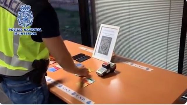 Tarjetas de crédito y datáfono incautado por la Policía Nacional a un conductor de un vehículo de servicio público por estafar a 40 clientes al pagar con tarjeta