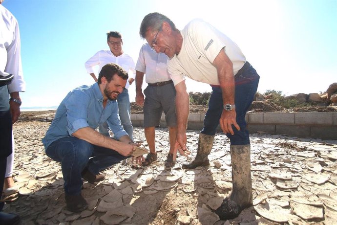 El presidente nacional del PP, Pablo Casado, en las zonas de invernaderos afectadas por las riadas.