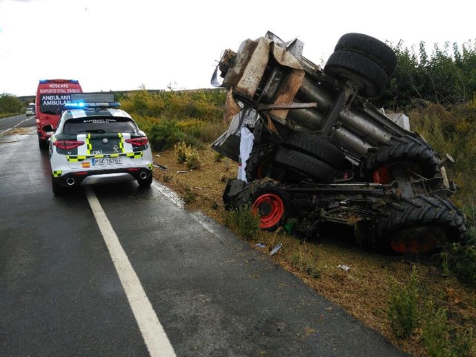 Accidente de tráfico entre un camión y un tractor con un fallecido en la N-121-A