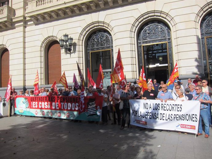 Movilización de pensionistas en Zaragoza convocada por CCOO y UGT.