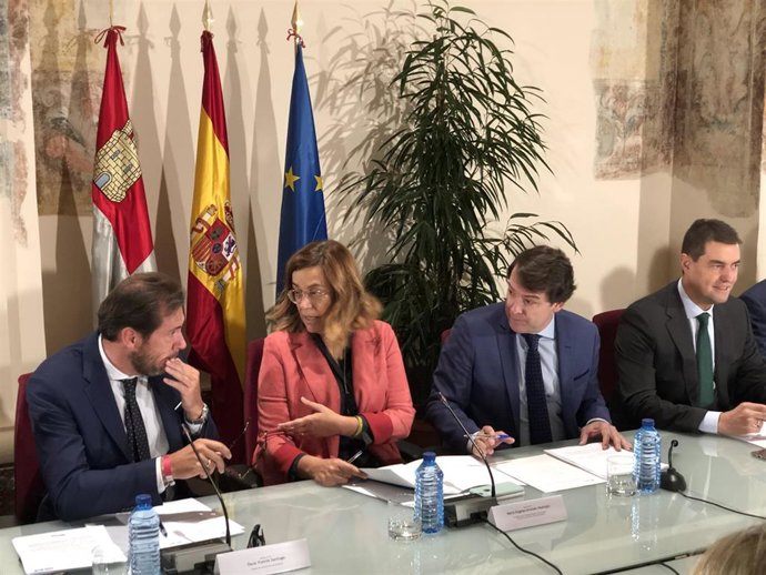 Oscar Puente (izda) charla con Ángeles Armisén y Fernández Mañueco (segundo por la derecha) antes del comienzo de la Conferencia.