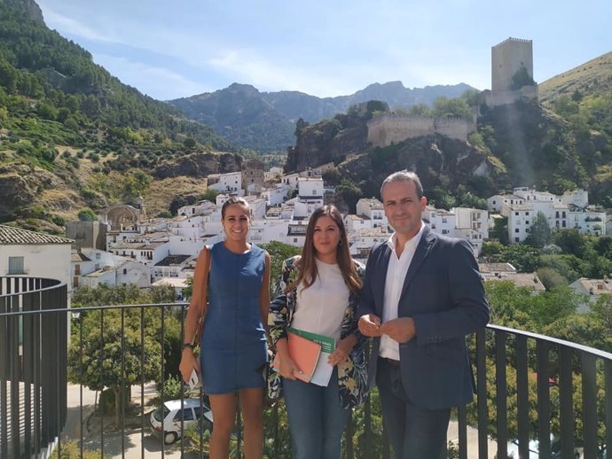 El alcalde de Cazorla, junto a la delegada territorial de Turismo (c) en el Balcón de Zabaleta.