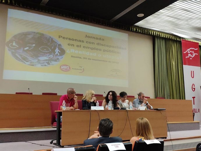 La consejera de Igualdad, Rocío Ruiz, y la secretaria general de UGT-A, Carmen Castilla, este lunes en unas jornadas sobre empleo y discapacidad.