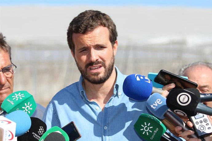 El presidente nacional del PP, Pablo Casado, atiende a los medios después de la visita a las zonas de invernaderos afectadas por las riadas en Almería.