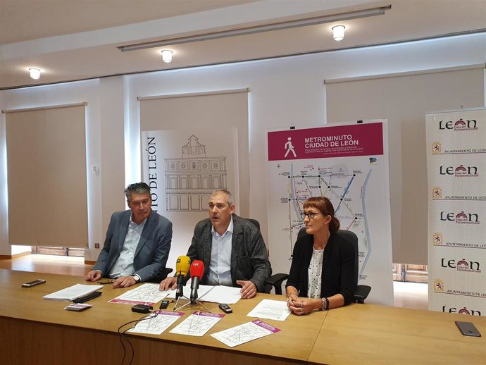 Los concejales de Movilidad y Deportes y de Desarrollo Urbano, Vicente Canuria y Luis Miguel García Copete, en la presentación de Metrominuto.