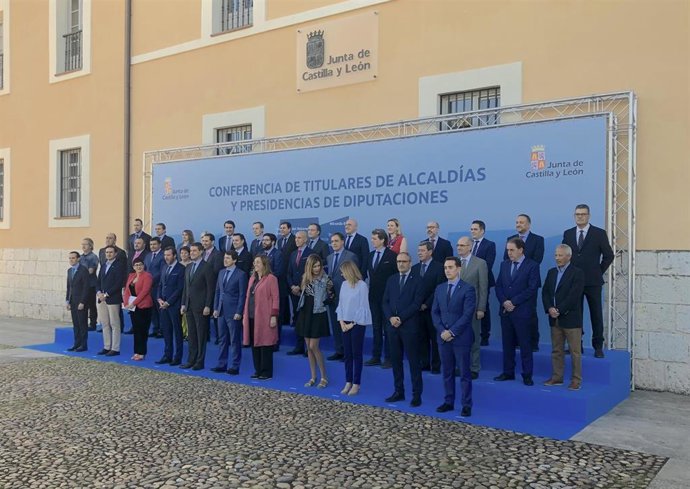 Reunión de la Conferencia de Alcaldes y presidentes de la diputación celebrada en el Monasterio del Prado.