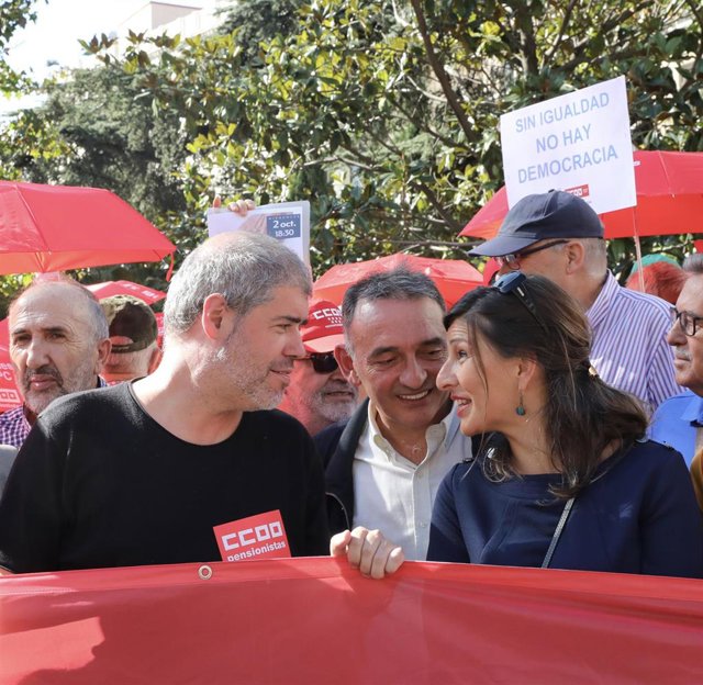 (I-D) El secretario general de CCOO, Unai Sordo; el diputado de Unidas Podemos, Enrique Santiago y la diputada de Unidas Podemos Yolanza Díaz, durante la concentración de pensionistas del sindicato de CC.OO, frente al Congreso de los Diputados, en Madrid 