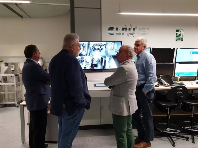 Francisco Castejón (segundo por la derecha) junto a investigadores y responsables del CLPU en Salamanca