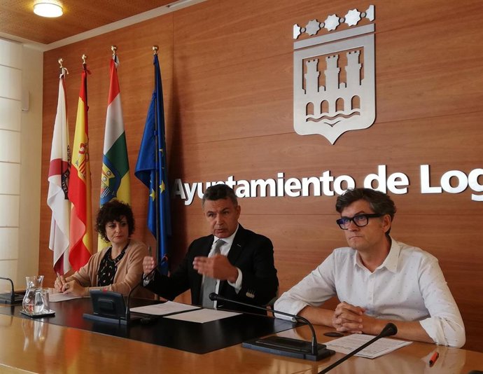 El portavoz del Grupo Municipal Popular Conrado Escobar, junto con los concejales del PP Celia Sanz y Antonio Ruiz Lasanta, hace balance de los 100 primeros días de mandato del alcalde de Logroño, Pablo Hermoso de Mendoza.