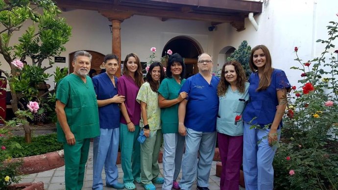 Imagen de los profesionales del Hospital Virgen del Rocío de Sevilla que se han desplazado a Guatemala para hacer operaciones y endoscopias.