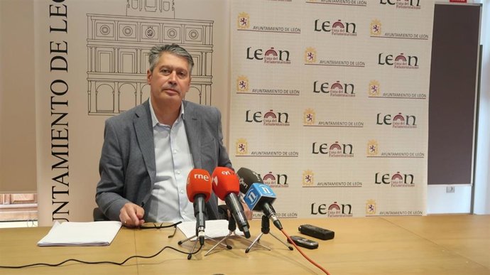 El concejal de Desarrollo Urbano, Luis Miguel García Copete, explicando la situación de los parques de la ciudad.