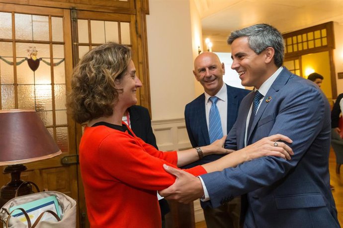 La ministra de Transición Ecológica Teresa Ribera y el vicepresidente Pablo Zuloaga en la UIMP