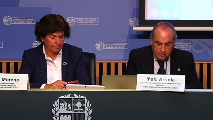 El consejero de Medio Ambiente Iñaki Arriola y la viceconsejera del Departamento, Elena Moreno, presentan en rueda de prensa una app sobre calidad de aire