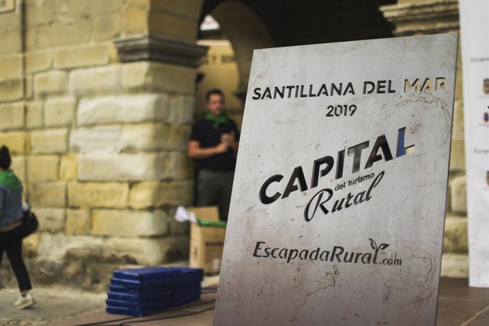 Santillana del Mar recibe el galardón como ganadora de la Capital del Turismo Rural 2019