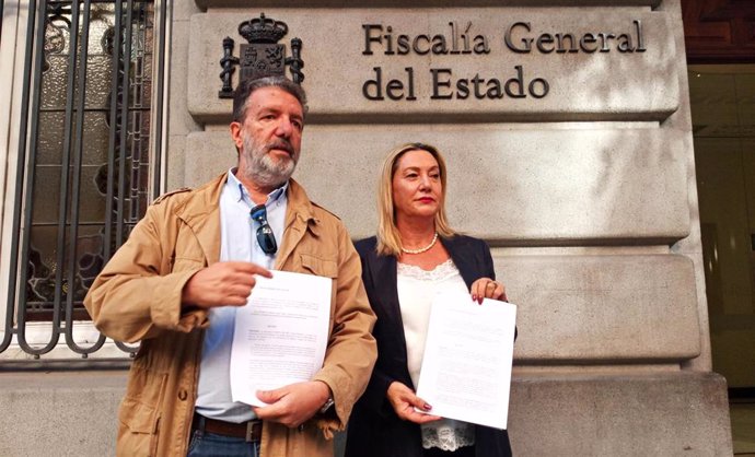 Francisco García y Carmen Perona, de CCOO Enseñanza, ante la Fiscalía con la denuncia contra la organización HazteOir.