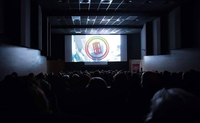 Público en el festival La Cabina