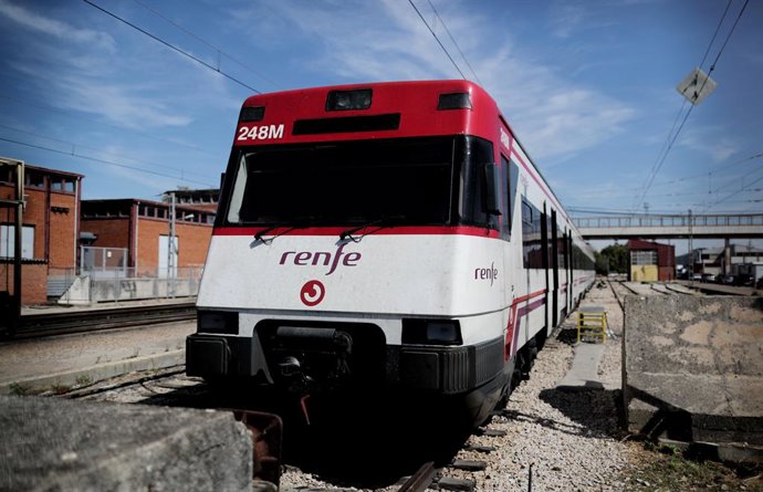 Un tren del servicio de Cercanias Renfe en una las vias de una estación.
