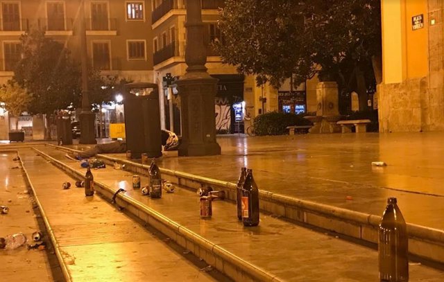 Restos de botellón en la Plaza de la Virgen  