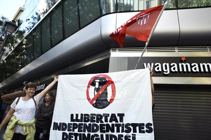 Manifestantes independentistas apoyan a los CDR ante la Audiencia Nacional