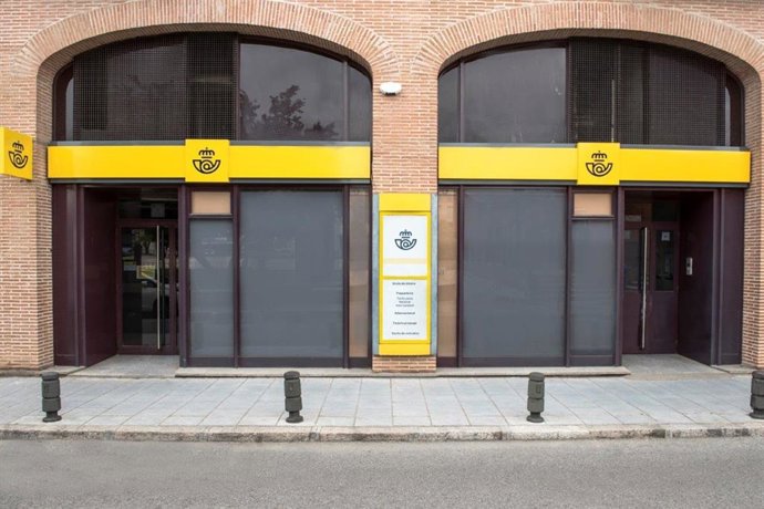 Imagen de una sucursal de Correos, organismo que afronta la estabilización de personal laboral fijo, 654 puestos en Andalucía.