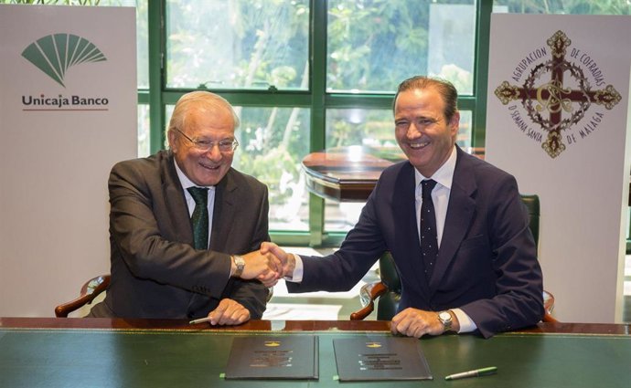 El presidente de Unicaja Banco, Manuel Azuaga (i), y el de la Agrupación de Cofradías, Pablo Atencia (d)