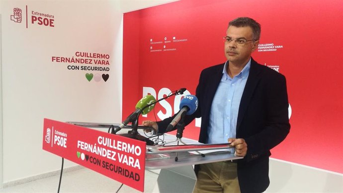 El portavoz del PSOE extremeño, Juan Antonio González, en rueda de prensa en Mérida