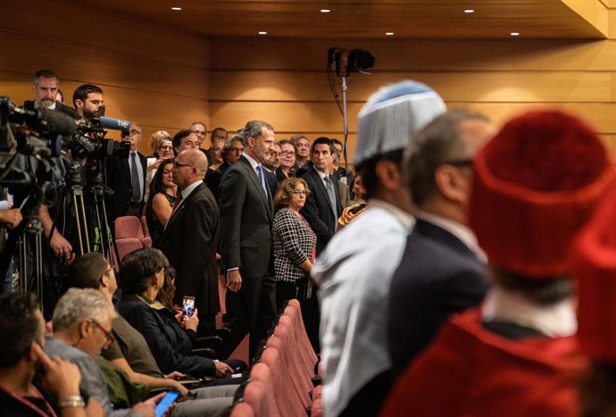 AV.- Felipe VI insta a plantear "cuanto antes" soluciones educativas que permita