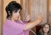 Teresa Rodríguez anima a denunciar conductas como el empresario que simuló besarla: "No son bromas pesadas sino delitos"