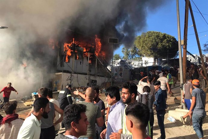 Incendio en un contenedor del campo de Moria, en la isla griega de Lesbos