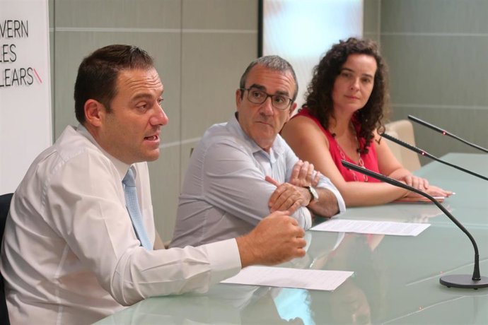 El representante de Todoeventos, José Luis Córcoles, y el vicepresidente y conseller de Transición Energética y Sectores Productivos, Juan Pedro Yllanes, en rueda de prensa
