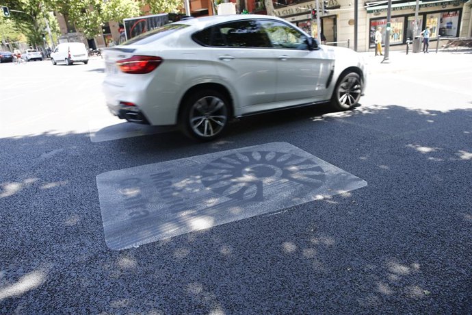 Un vehículo junto a una señal de Madrid Central en la acera, que marca la entrada a la zona.