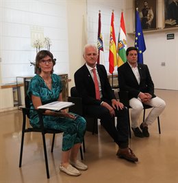 El alcalde de Logroño, Pablo Hermoso de Mendoza, en el centro, junto con sus concejales Eva Tobías y Kilian Cruz-Dunne, ha hecho balance "satisfactorio" de sus primeros 100 días de mandato.