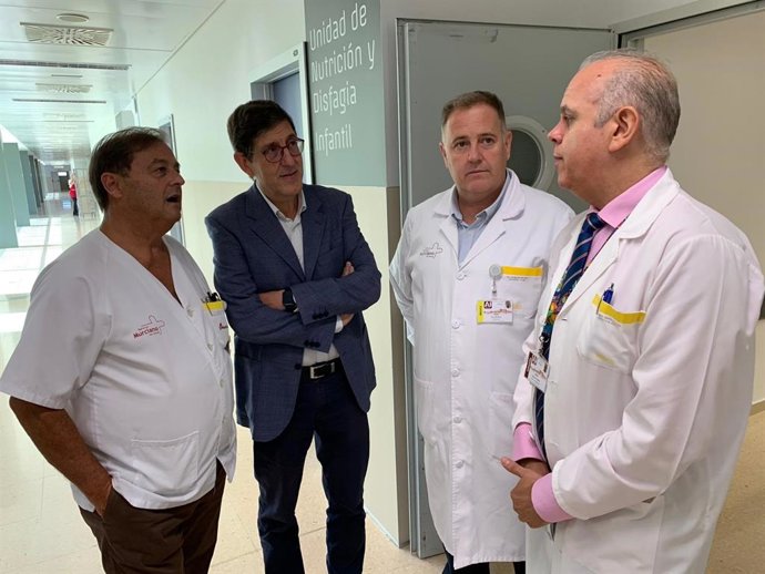 El consejero de Salud, Manuel Villegas (2i), junto al jefe de servicio de Pediatría del hospital Virgen de la Arrixaca (1i)  Manuel Sánchez-Solís; el gerente del área de salud Murcia Oeste, Ángel Baeza (1d) y el Coordinador de la Unidad, David Gil (2d).