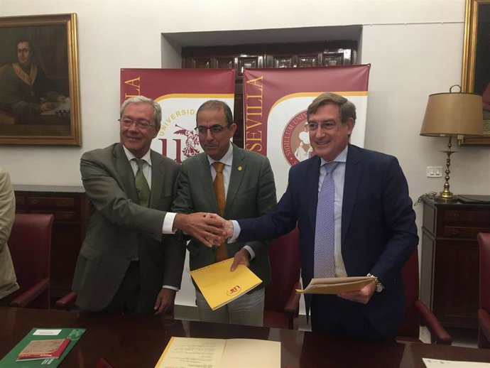 De derecha a izquierda, el presidente del puerto de Sevilla, Rafael Carmona, el rector de la Universidad de Sevilla (US), Miguel Ángel Castro, y el consejero de Economía, Rogelio Velasco