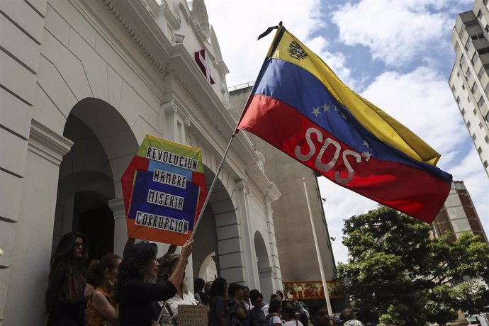 Personas protestan para reclamar ayuda en Venezuela