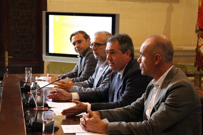 Juan Espadas, en rueda de prensa, con Antonio Muñoz, Juan Manuel Flores y Felipe Castro