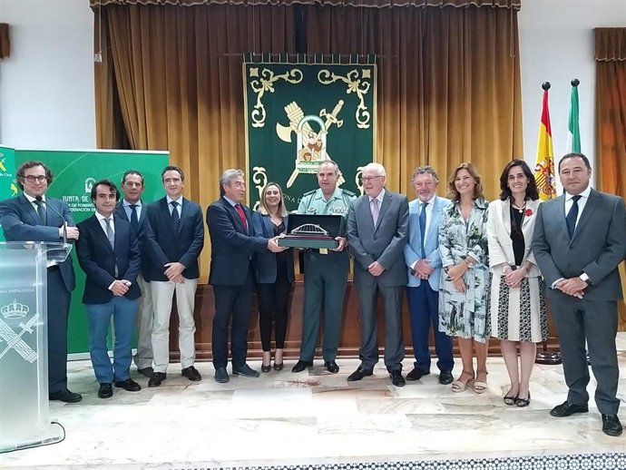 El general jefe al mando de la IV Zona de la Guardia Civil en Andalucía, Manuel Contreras, recibe un reconocimiento de manos de la  consejera de Fomento, Marifrán Carazo, en presencia del delegado del Gobierno en Andalucía, Lucrecio Fernández.