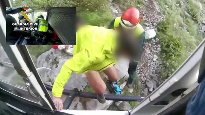 El montañero herido es rescatado por agentes de la Guardia Civil.