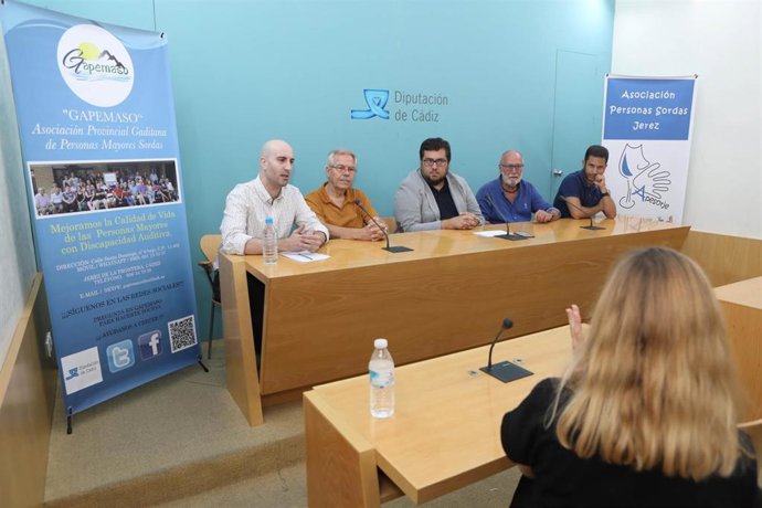 Asociación de sordos de Cdiz presentan informe en Diputación