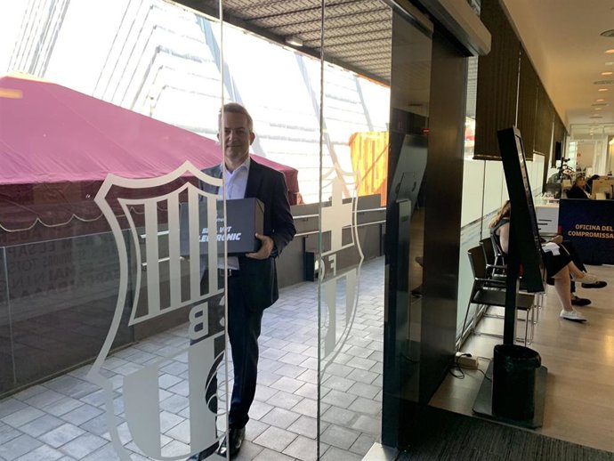 El precandidato a la presidencia del FC Barcelona Víctor Font entrega las firmas para llevar el voto electrónico a la Asamblea