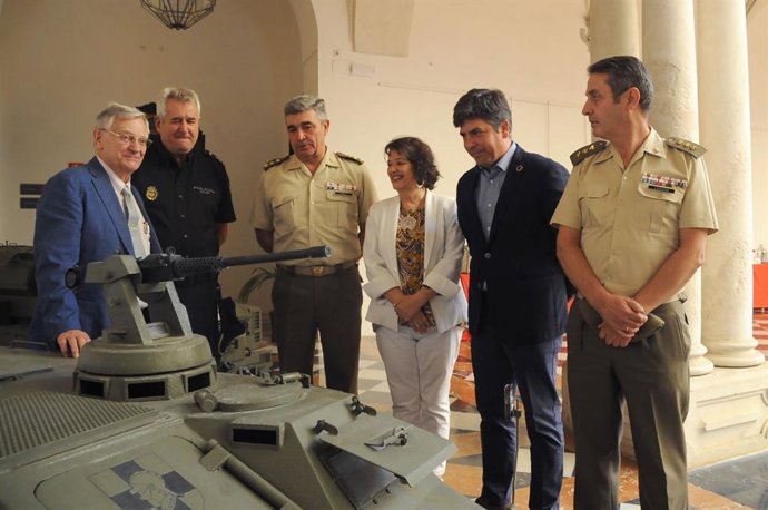 Llamas (segundo por la dcha.) en la inauguración de la Semana Modelística Histórica