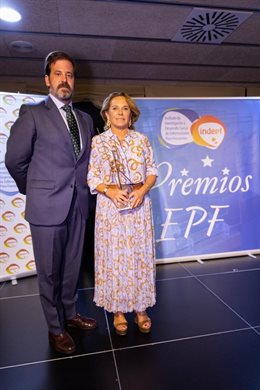 La directora gerente de Quirónsalud Andalucía, Pilar Serrano, con el secretario general de Aspe, Carlos Rus.