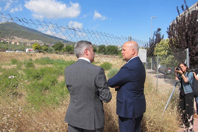 Sutil e Imbroda, ante el solar del Conservatorio Superior de Jaén, en la visita de junio.
