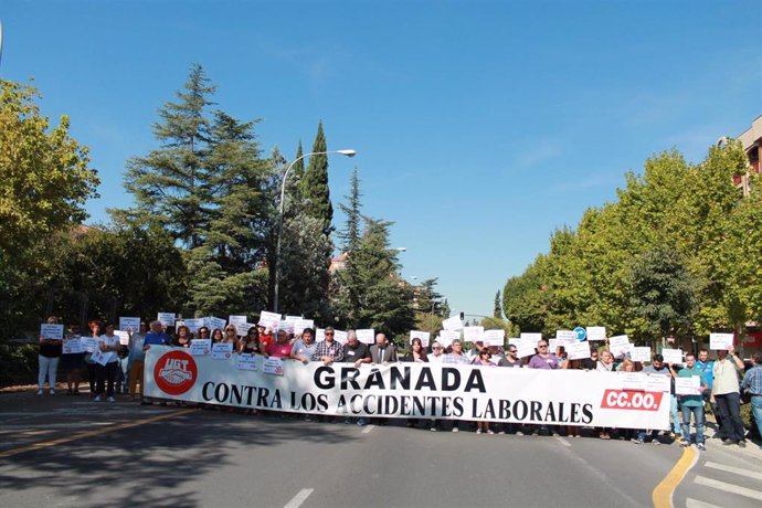 Concentración de CCOO y UGT por las últimas muertes en el tajo en Granada