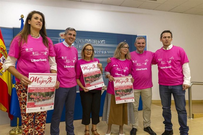 El vicepresidente y consejero de Universidades, Igualdad, Cultura y Deporte, Pablo Zuloaga, presenta, en rueda de prensa, la XIII Carrera de la Mujer de Santa Cruz de Bezana