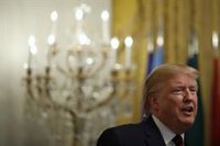 Trump dice que la denuncia anónima es "un fraude" y sugiere arrestar por traición a un alto cargo del Congreso